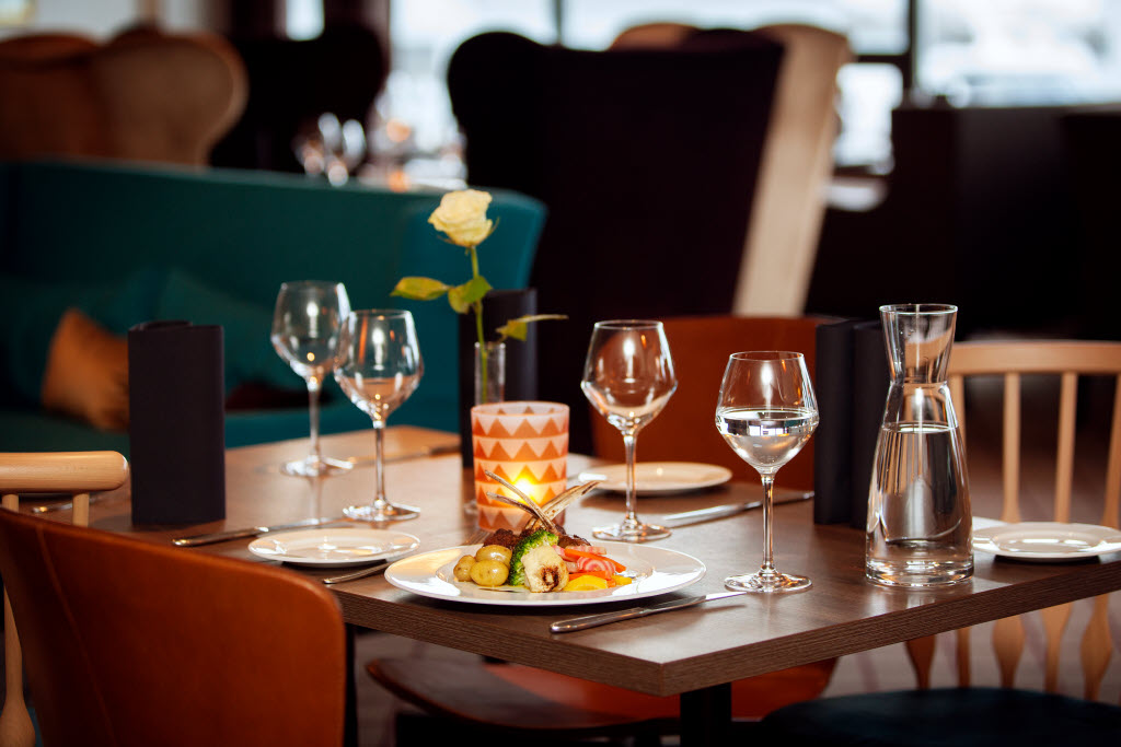 Restaurantbord med middagsrett, Scandic Syv Søstre